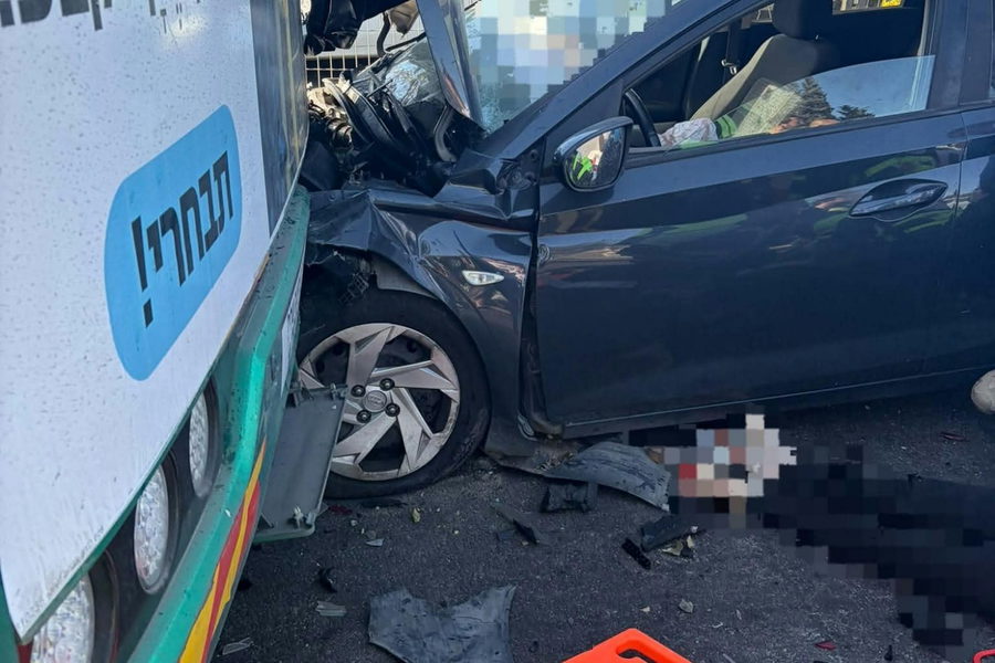 إصابة امرأة بجراح حرجة إثر حادث طرق بين مركبتين وحافلة على شارع 412 في المركز