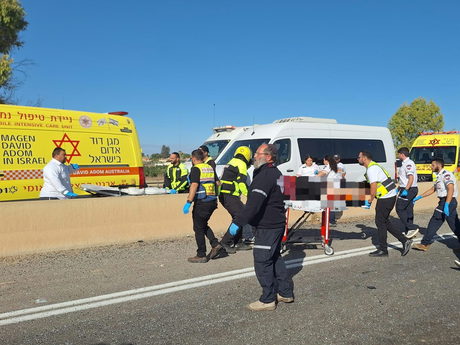 حادث طرق على شارع 25 في النقب: مصرع سائق الحافلة وإصابة 24 شخصًا والشرطة تغلق الطريق