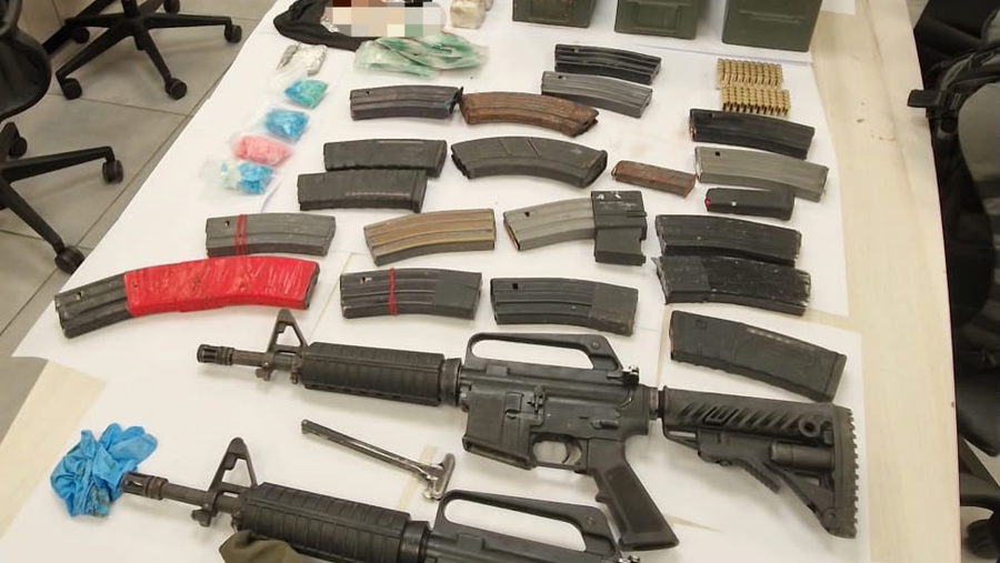 ضبط بندقيتي M16 وأكثر من ألف طلقة ذخيرة في مخزن أسلحة بكفر مندا