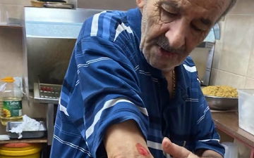 حيفا: اعتداء عنصري على مسنّ عربيا.. شابان يهوديان يضربانه ويرددان "الموت للعرب"
